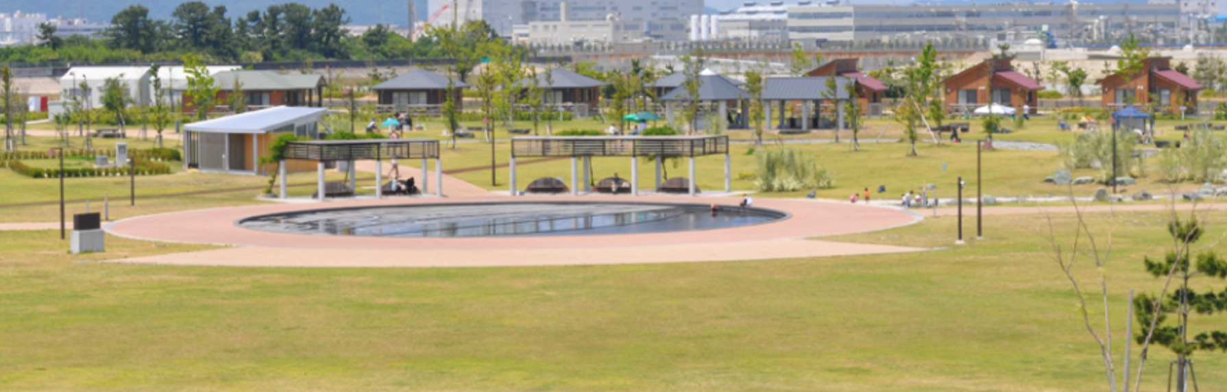 徳島・月見ヶ丘海浜公園の遊歩道から望む、広大な水平線と開放的な空。